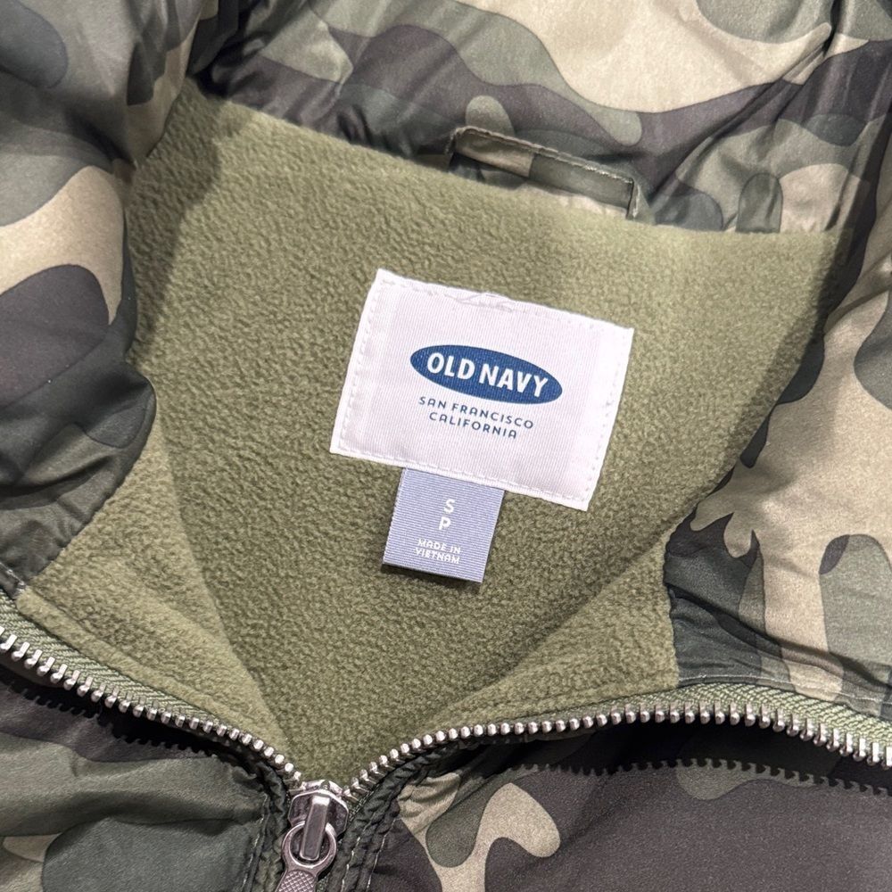 Women’s Old Navy Green Camouflage Puffer Vest Sz S - Picture 2 of 3